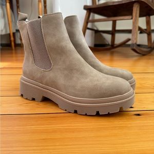 Women’s tan Chelsea boot